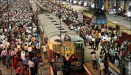 மும்பை புறநகர் ரயில்களில் கேமிராக்கள்: ரயில்வே பரிசீலனை